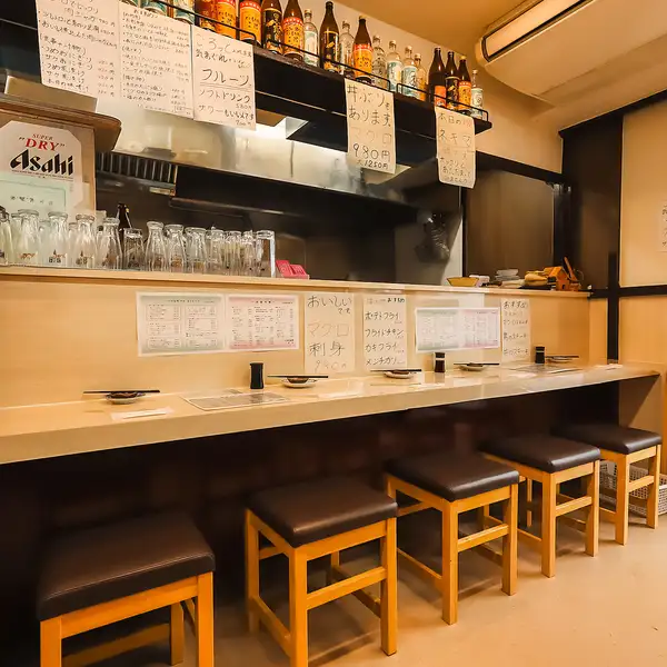 店主との会話も楽しめるカウンター席
