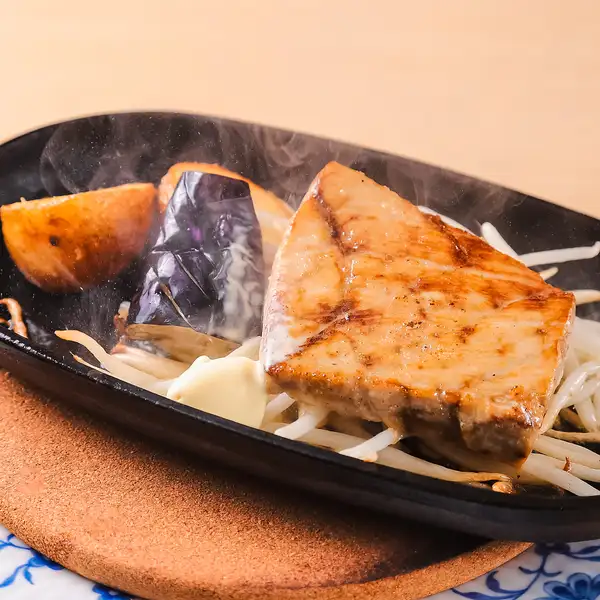 熱々の鉄板で提供する贅沢鉄板ステーキ